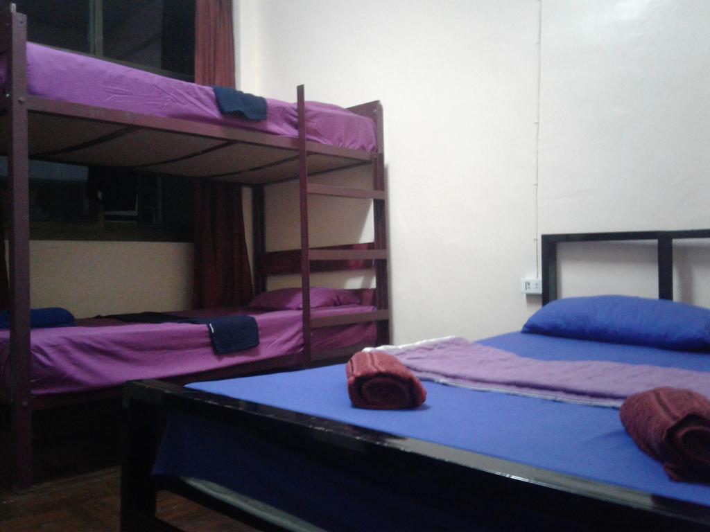 Yaya Guesthouse Bangkok Esterno foto