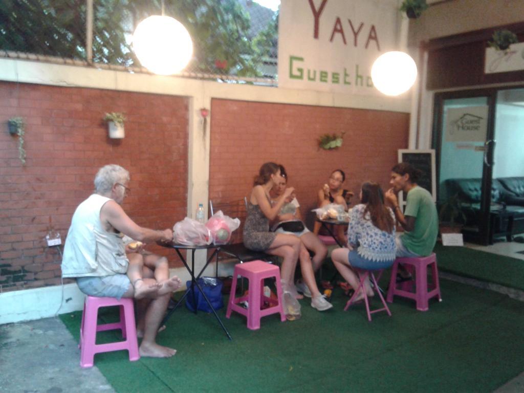 Yaya Guesthouse Bangkok Esterno foto