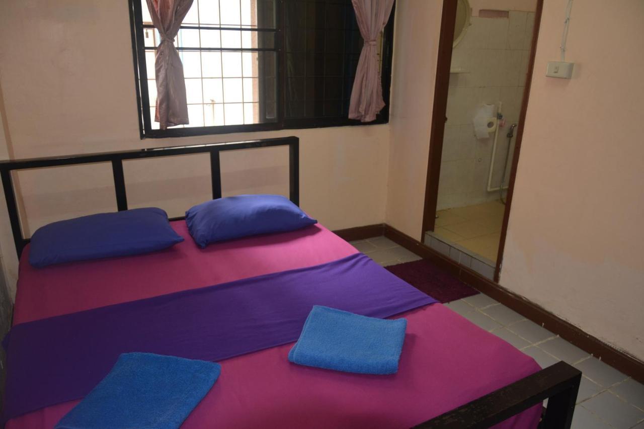Yaya Guesthouse Bangkok Esterno foto