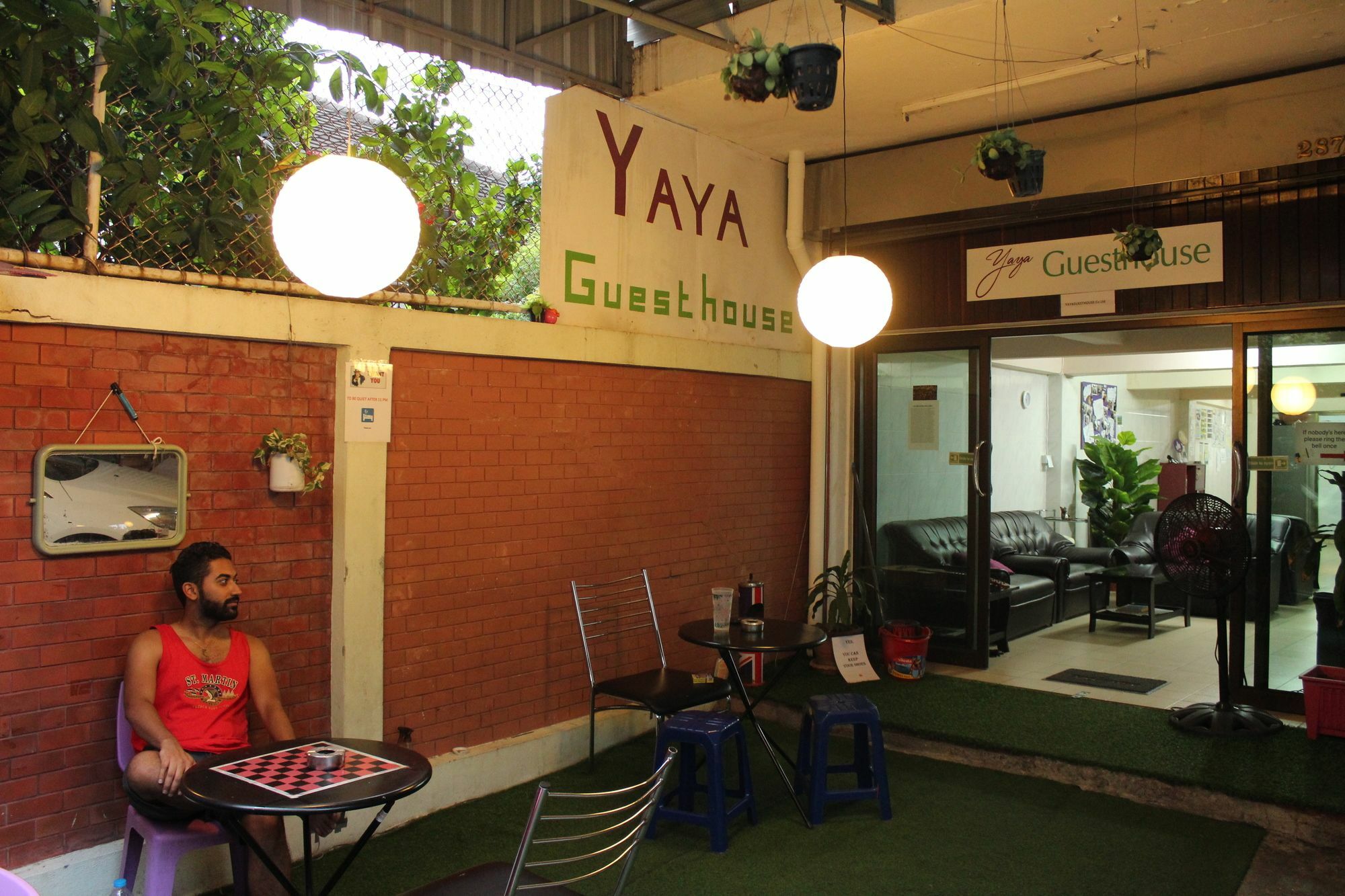 Yaya Guesthouse Bangkok Esterno foto