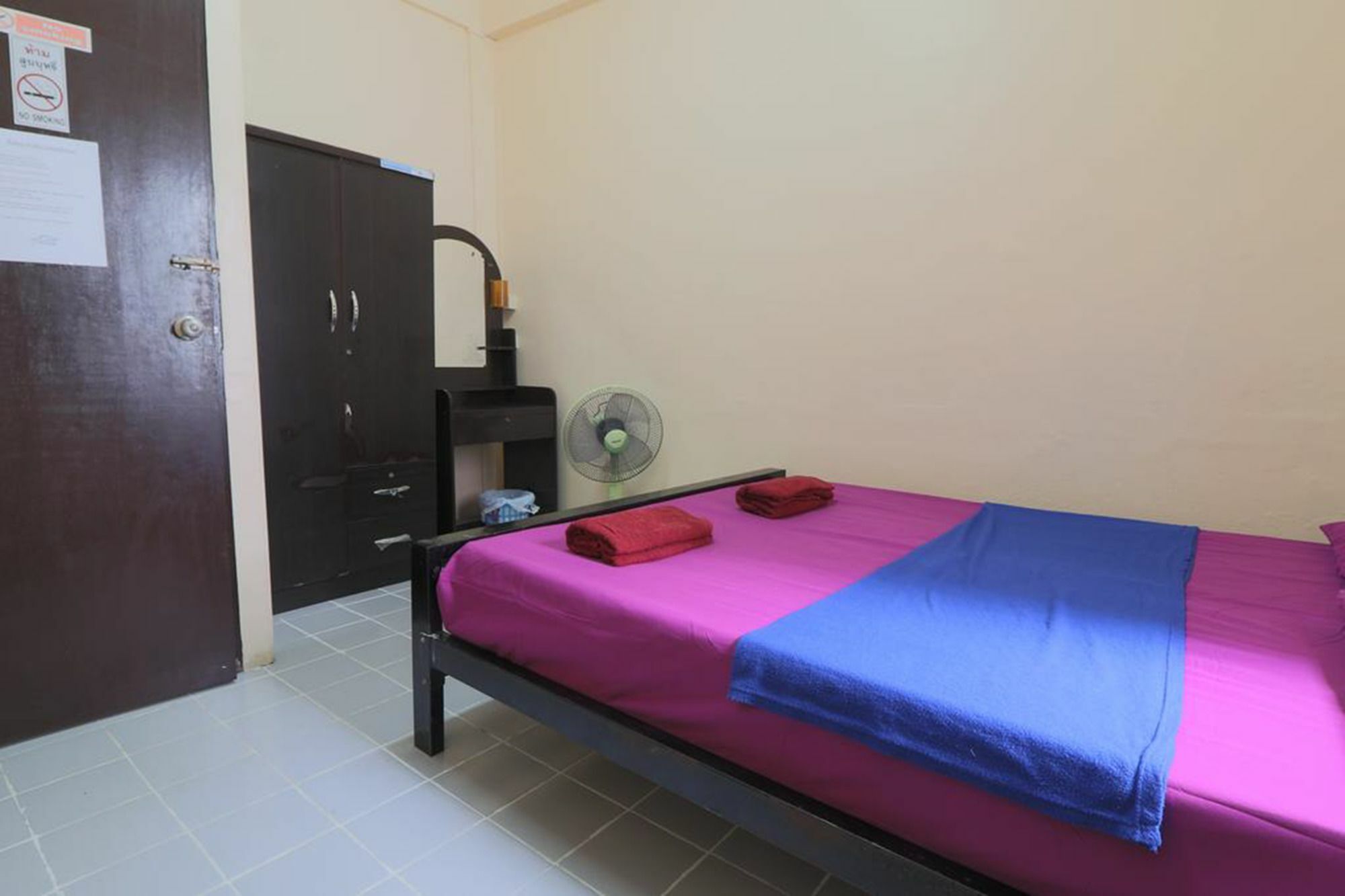 Yaya Guesthouse Bangkok Esterno foto