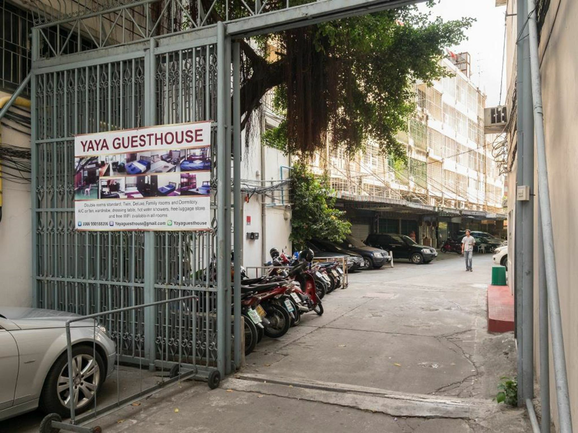 Yaya Guesthouse Bangkok Esterno foto