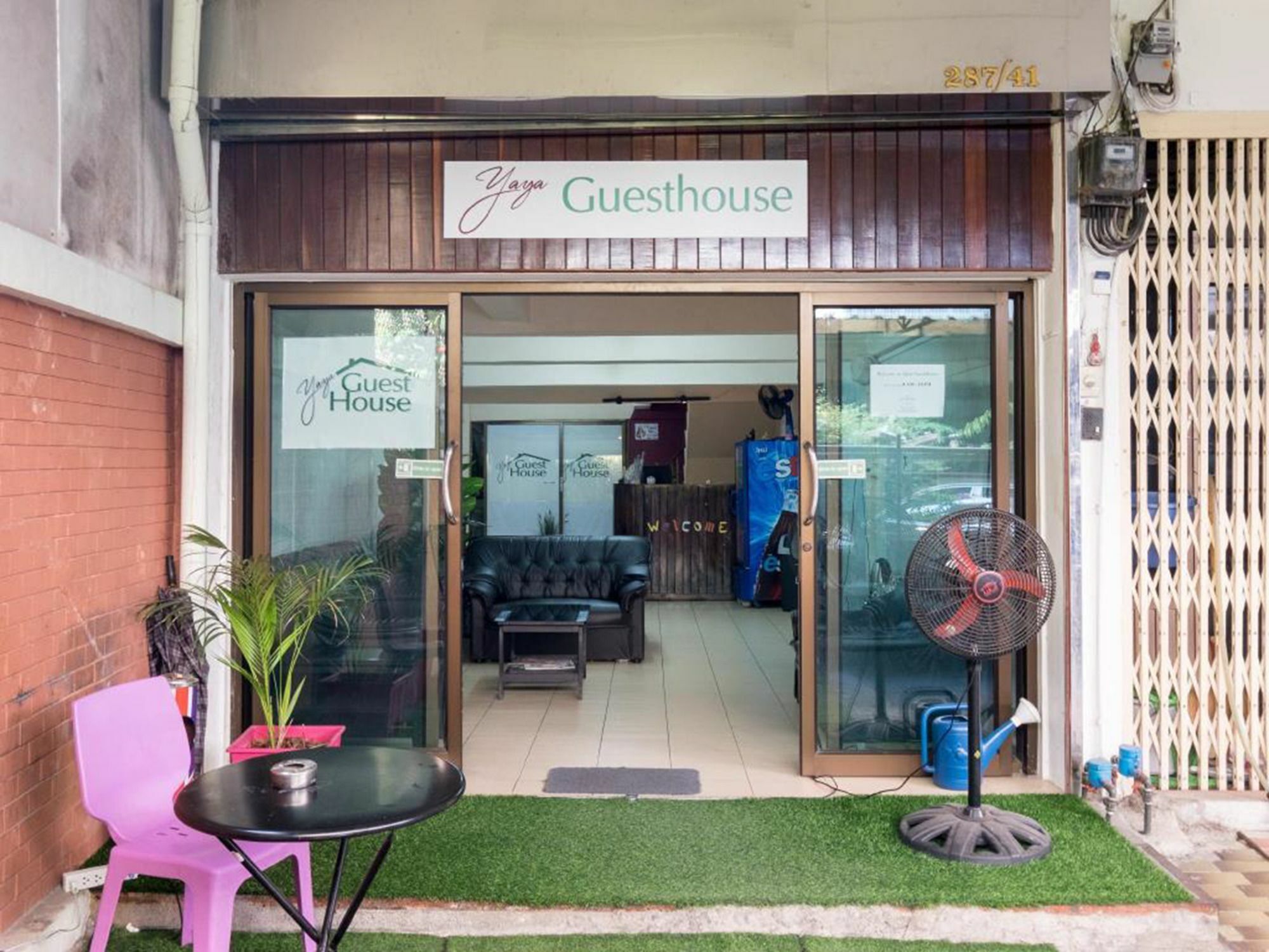 Yaya Guesthouse Bangkok Esterno foto